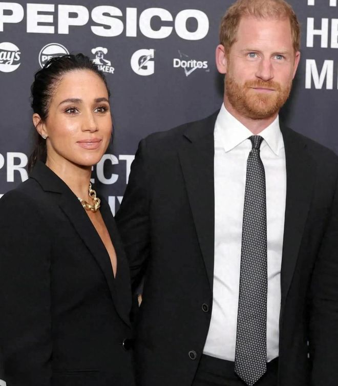 虎扑体育- 夏洛特黄蜂训练开放日，集结日伤情更新引欢呼，欧超杯在即，团队化学反应显著